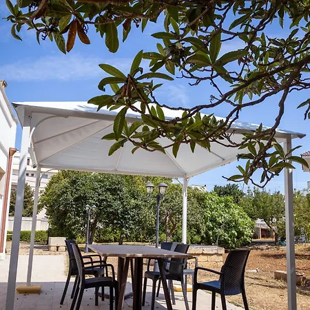 Affittacamere Giardino Delle Zie-vicino Ospedale Cardinale Panico *